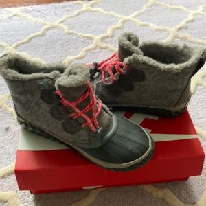 Girls Sorel size 2. Barely worn